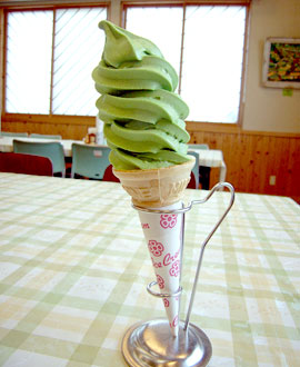 氷川町竜北物産館　ビストログリーン　い草入り抹茶ソフト