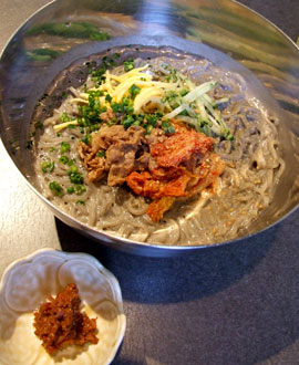 炭火焼肉　がんばり屋　黒ゴマ冷麺