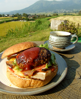 郷のパン工房　グランツムート　サーロインハンバーグバーガー（野菜スープ付）