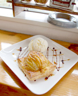 ROASTERS CAFE KOHAKU-TOKI　姫リンゴパイのアイスクリーム添え