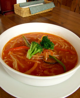 生パスタのお店　ピアッティーノ　Itaria　野菜いろいろのトマトスープ