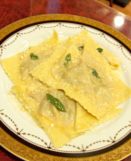 TRATTORIA Salute  ホロホロ鶏のラグーのラビオリ