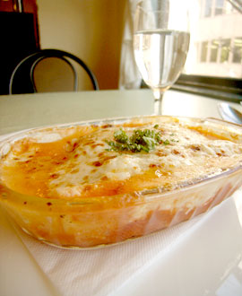 イタリア料理　cucinetta　MONS　カネロニのトマトとペシャメルソースのオーブン焼