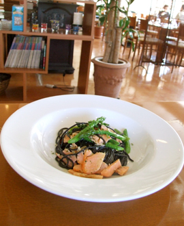 LA ZUCCA　スモークサーモンとアスパラのイカ墨入りスパゲッティ