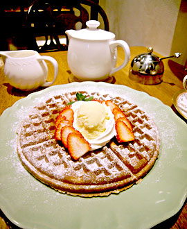 ティールームコッツウォルズ　いちごのワッフル