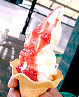 ふるさとセンター　Y・BOX　いちごのソフトクリーム