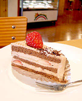 SWEETS&ITALIAN　CAFE　Sole・Levante　生チョコケーキ（苺入り）