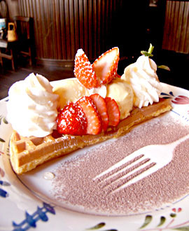 DINER HANDS CAFE　苺のワッフル（ドリンク付き）