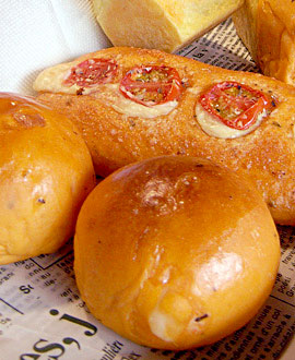 bread＆sweet LAB　トマトの丸パン