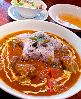UPUP CAFE/TONARI CAFE　野菜たっぷりトマトカレー