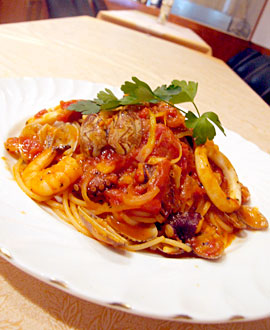 ぷらんぞ勝縁　トマトソースのシーフードパスタ
