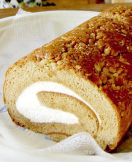 木いちご　ナッツいっぱい　モカロールケーキ