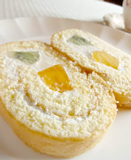 パウンドケーキの店　トタン屋根のケーキ屋　ア・ラモート　季節のフルーツを使った生ロールケーキ